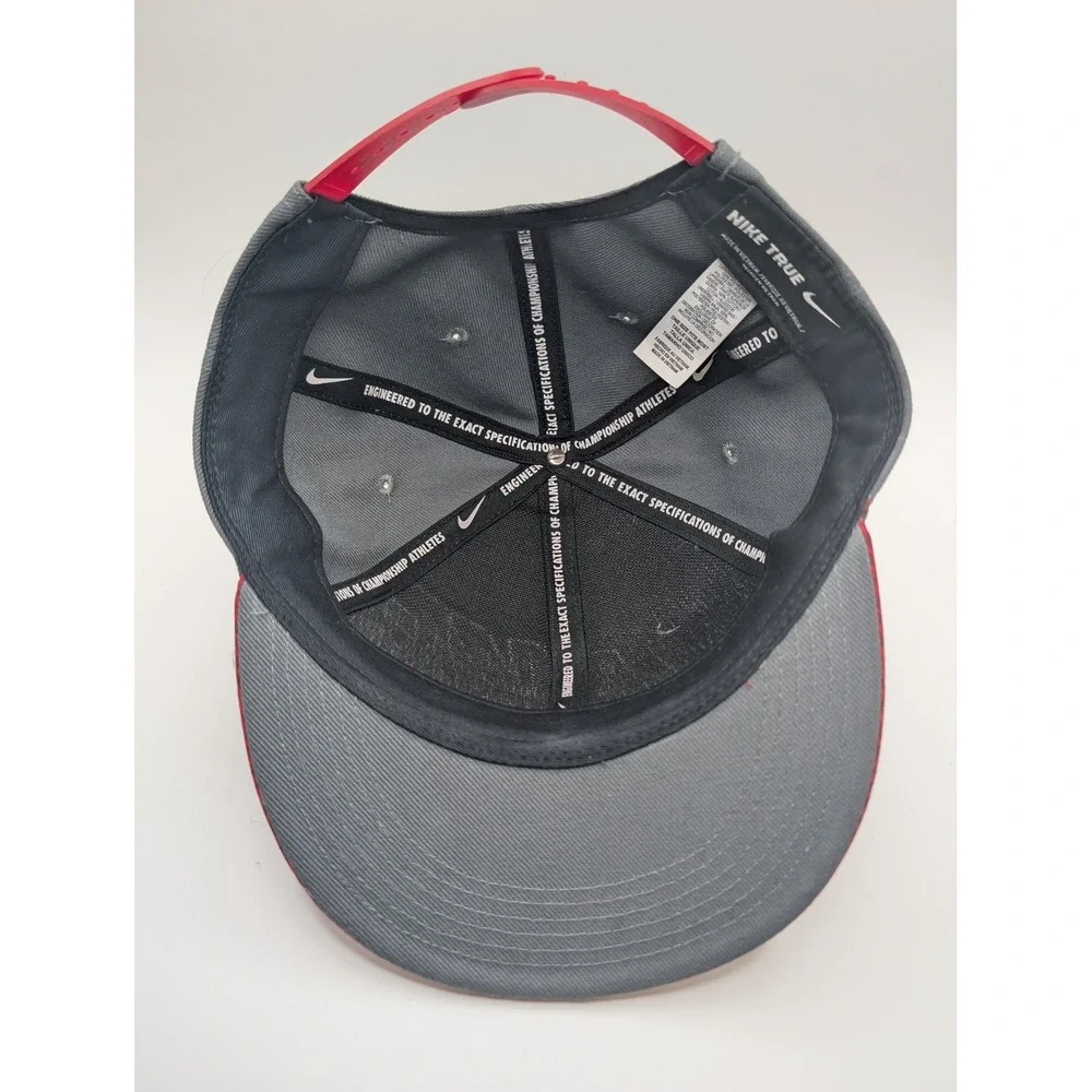 Nike Spellout Kids Snapback Hat Red‎ Chevron Grey Flat Brim Adjustable Cap OSFM
